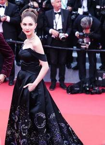 爆料女星抢红毯视频播放,女星抢镜大战视频曝光，精彩瞬间引热议